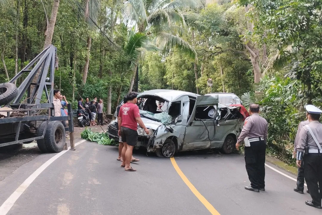 印尼名勝峇里島14日發生死亡車禍，導致5名陸客身亡、司機和其他8人受傷。（圖／美聯社）