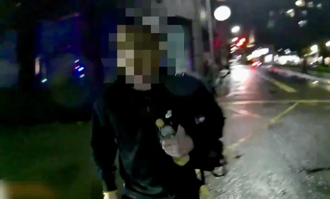 男子酒後暴走不聽勸遭警方壓制管束。（圖／翻攝畫面）