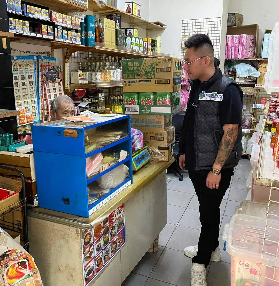 有民眾留意到新北市中和區1位開雜貨店的老伯遭遇罰款窘境，他老闆用普發1萬元現金助阿伯度難關。（圖／民眾提供）