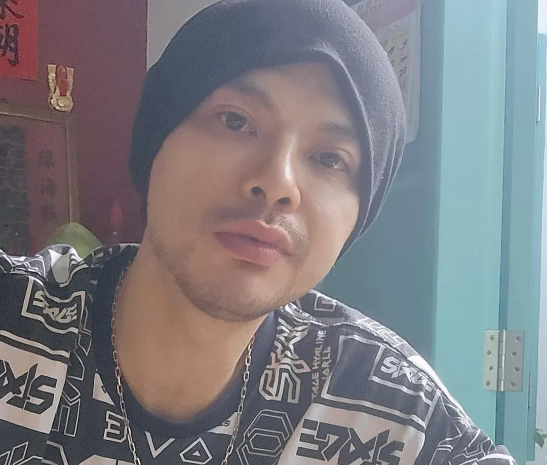 馬來西亞男歌手黃明志捲入台灣女網紅謝侑芯命案,13日已獲馬國警方口頭保釋。(圖/翻攝自Facebook@ Namewee 黃明志)
