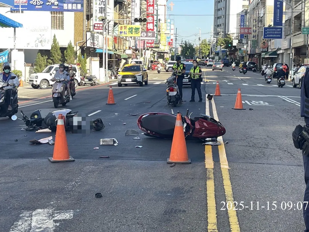 台中市大里區中興路二段上午發生連環車禍。（圖／中天新聞，下同）