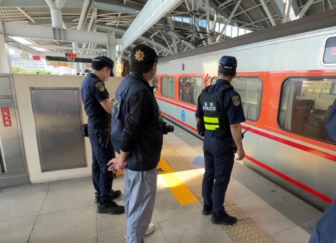 台鐵台中車站一名年約70多歲婦人不明原因從月台墜落軌道,警方到場處理。(圖/中天新聞)