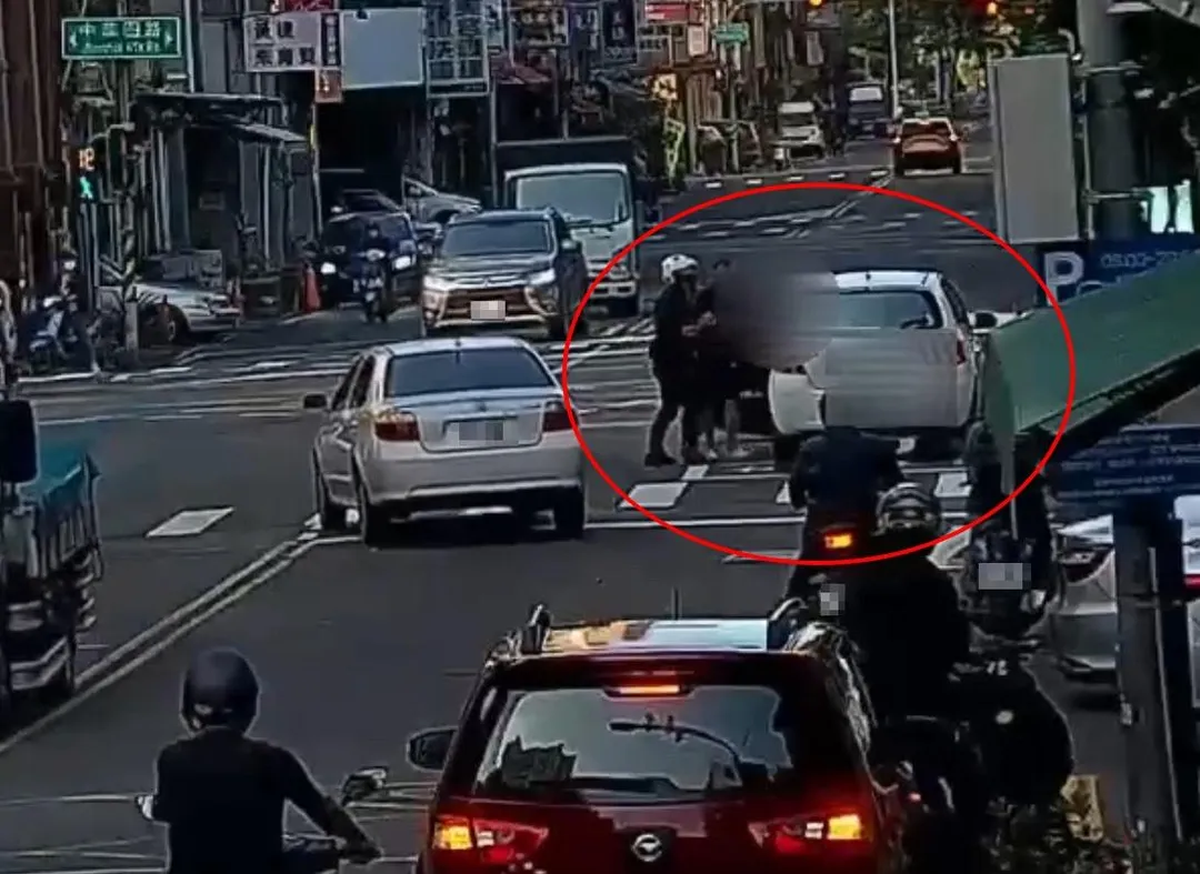 車上三人皆當場帶回。(圖/翻攝畫面)
