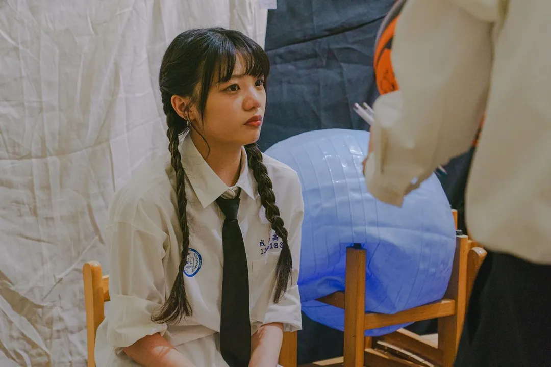 女星木木在《成仁高中偵探社》飾演「芷妍」，親眼目睹好友墜樓情緒潰堤。（圖／小公視 提供）