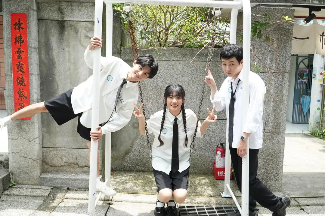 陳俞諺（左）、木木（ˊ中）及張凱喆（右）於《成仁高中偵探社》合作飾演「學生墜樓案」事件。（圖／小公視 提供）