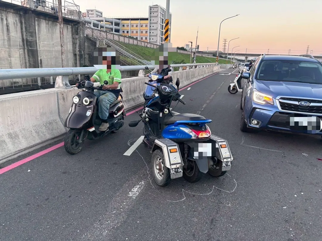 呂男騎乘身障機車違規跨越道路中央雙黃實線,隨後與直行之自小客貨發生碰撞。(圖/警方提供)