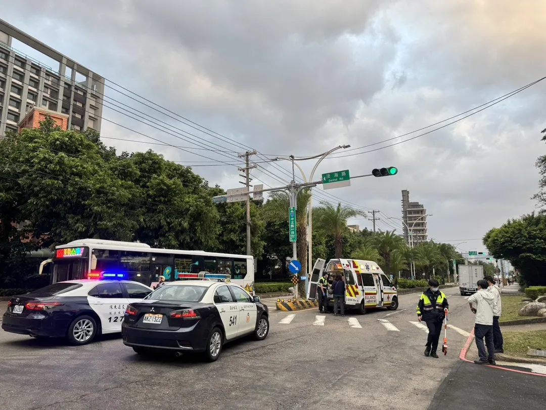 警方表示，孫姓婦人騎腳踏車於行人穿越線上通行，已違反《道路交通管理處罰條例》第74條，將開罰。（圖／警方提供）