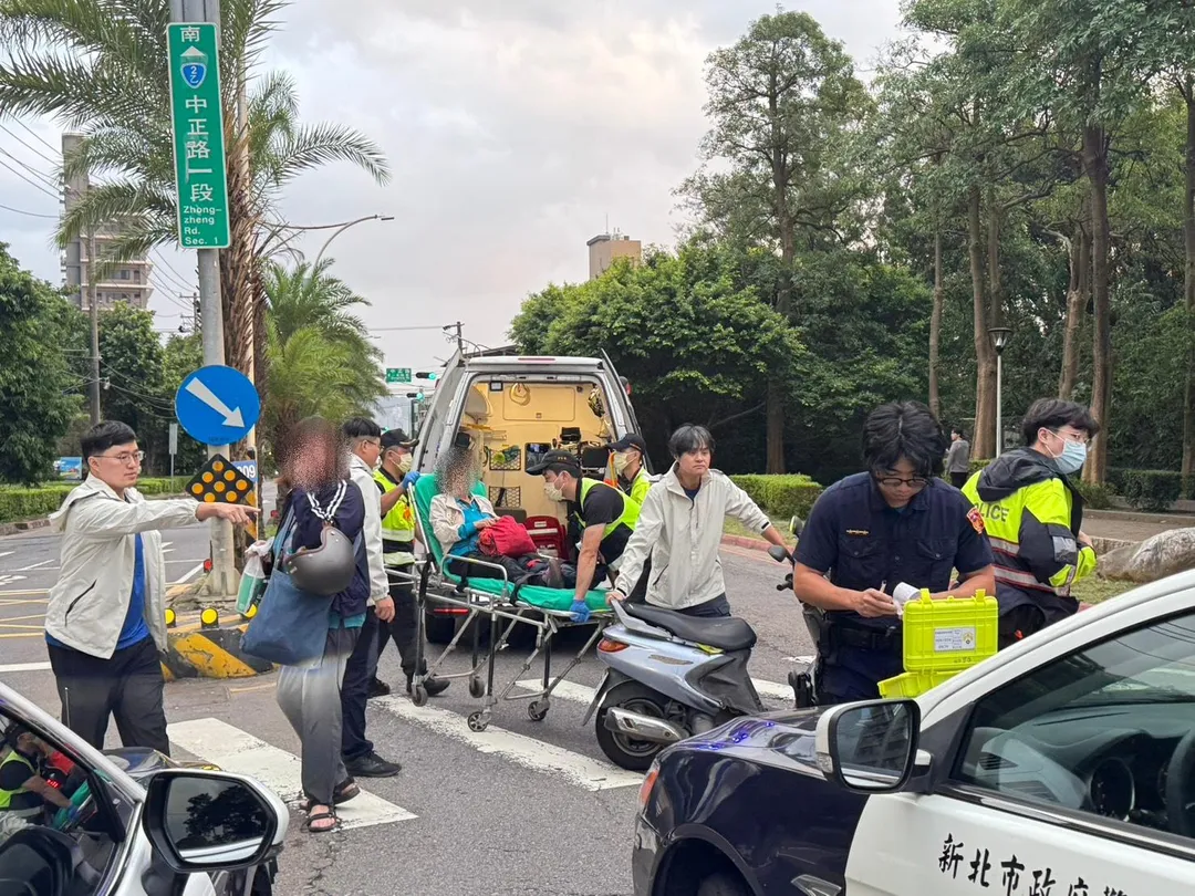 孫姓婦人騎Ubike違規穿越斑馬線，遭趙姓女騎士撞上，也要吃上罰單。（圖／警方提供）