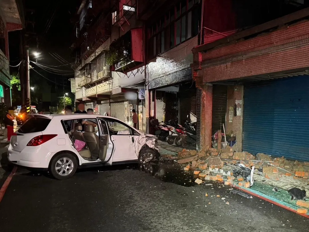 新北市汐止發生一起小客車駕駛酒駕撞進民宅事件。（圖／警方提供）