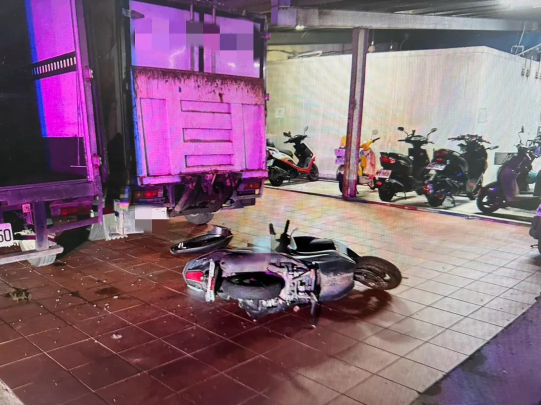 騎士被撞飛,車殼散落一地。(圖/警方提供)