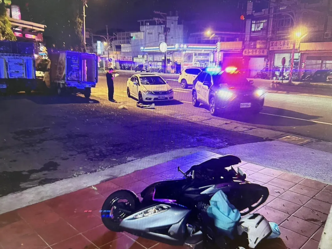 騎士被撞飛,車殼散落一地。(圖/警方提供)