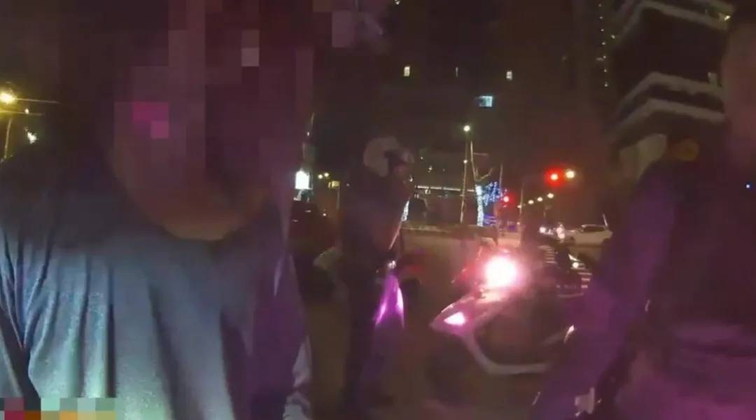 板橋一名男子尾隨女路人，還攻擊見義勇為民眾，被警方帶回警局。（圖／警方提供）