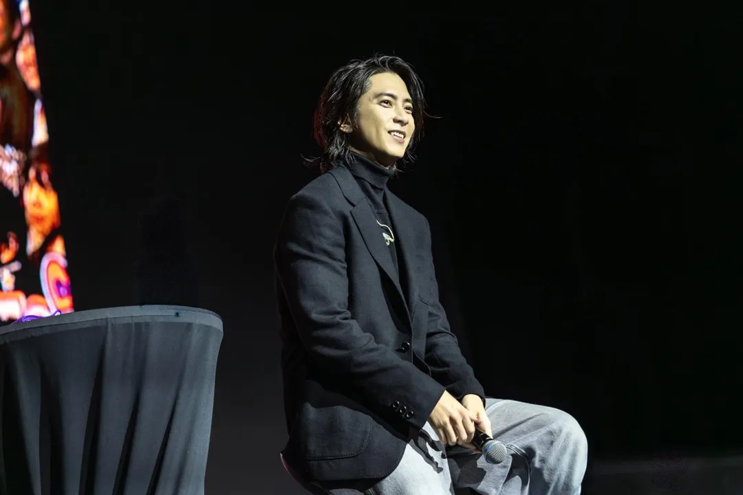 山下智久承諾粉絲會挑戰吃台灣美食臭豆腐,並記錄下來。(圖/HIGH HOPE 提供)