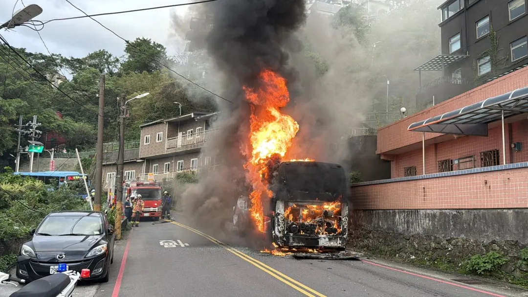 今日下午新北市瑞芳發生遊覽車起火事件。(圖/警方提供)