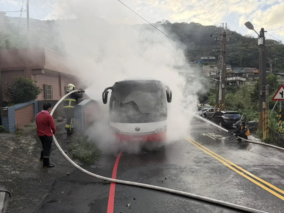 今日下午新北市瑞芳發生遊覽車起火事件。(圖/警方提供)
