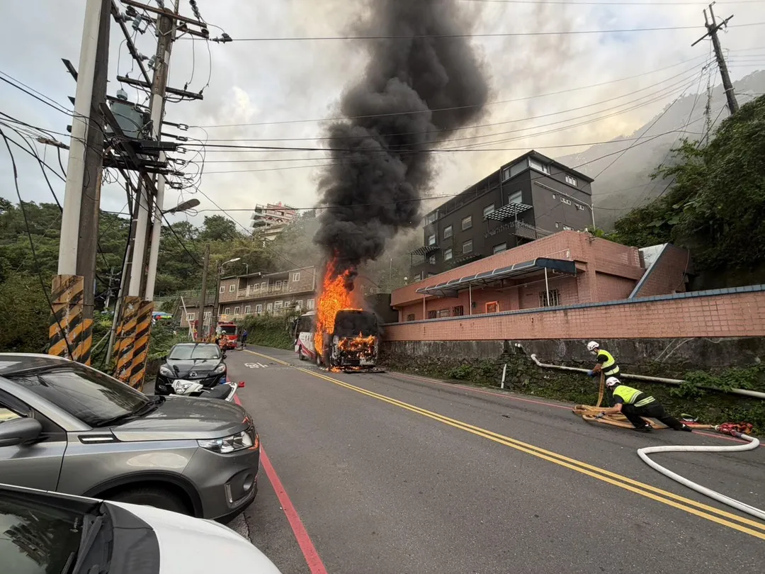 今日下午新北市瑞芳發生遊覽車起火事件。(圖/警方提供)