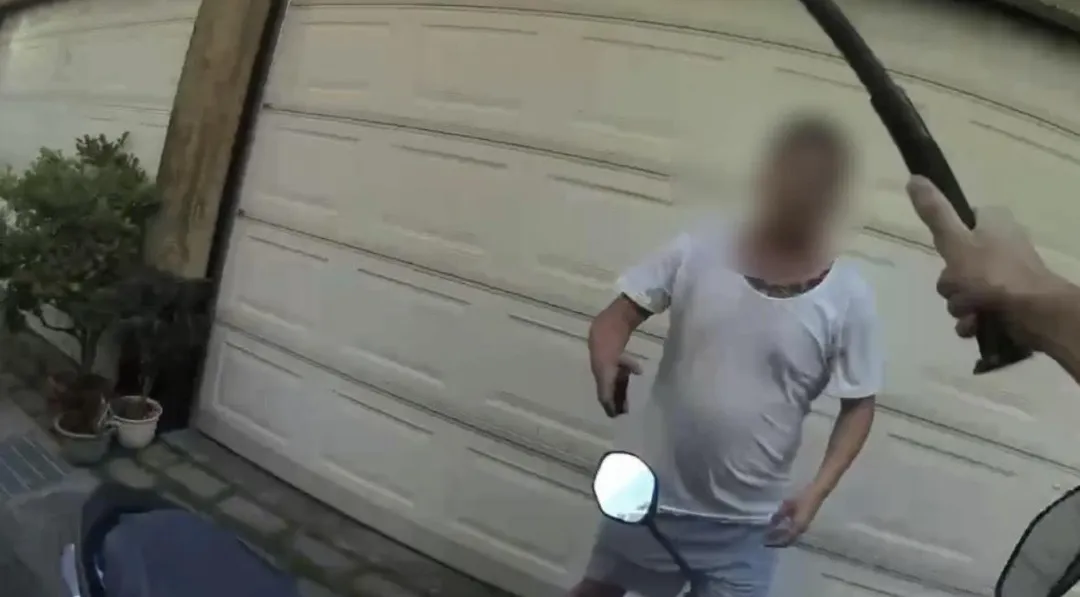 高雄一名李姓通緝犯在路上遇到員警攔查，卻拒檢逃逸，最後員警對空開兩槍制伏。（圖／警方提供）