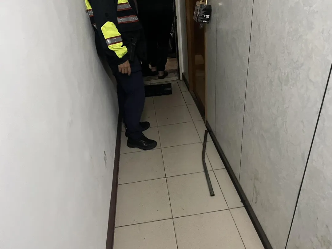 從事物流司機的張男和李女在淡水出租套房進行毒品交易，雙方談不攏爆發激烈爭執，引發民眾報警。（圖／警方提供）