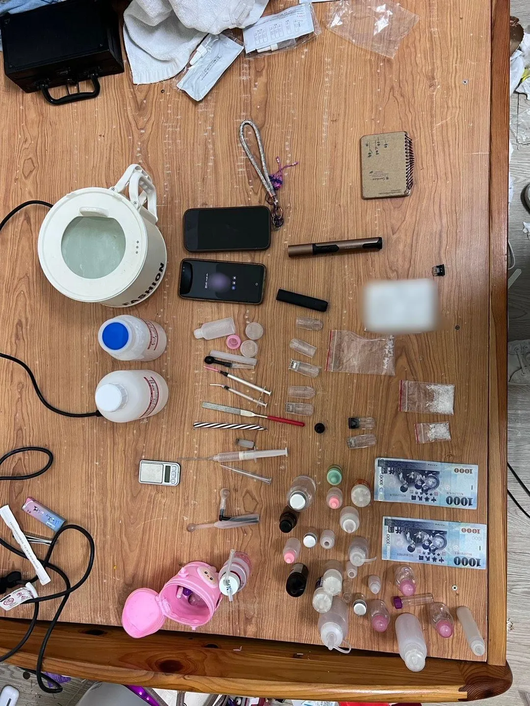 因為毒品交易談不攏爆發激烈口角，反而吸引警方上門，一搗毒窟。（圖／警方提供）