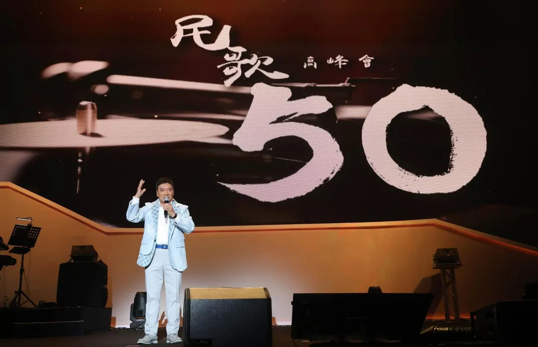 施孝榮以〈俠客〉自高台登場，配合雷射效果展現氣勢。（圖／寬宏藝術 提供）