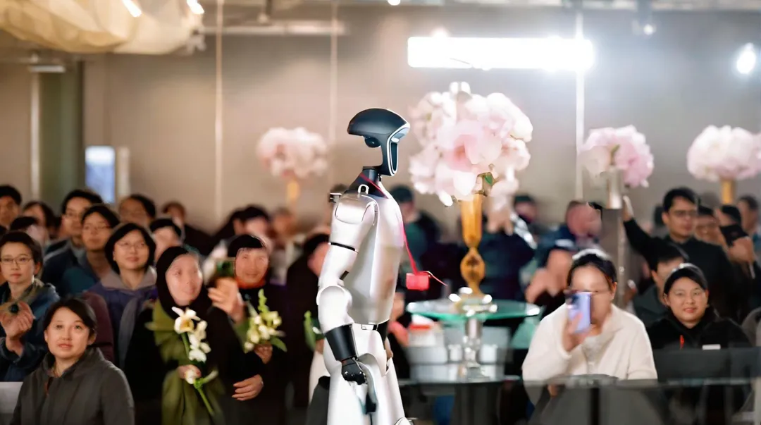 機器人在婚禮上當花童。(圖/翻攝微信公眾號「AI故事計畫」)
