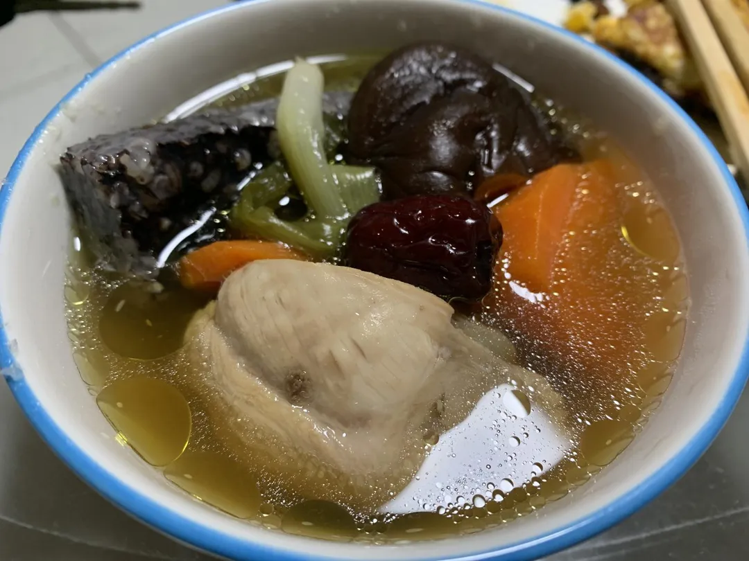 立冬之後天氣轉涼冷，來一碗熱騰騰的枸杞香菇雞湯暖身犒賞自己一天的辛勞。（圖／臺中醫院）