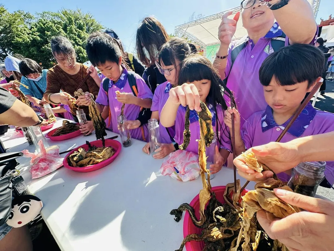 市府今年特別邀請南勢國小及山豐國小學童於9月初栽種芥菜苗，讓學生從產地到餐桌親身體驗食材生產與製作過程。（圖／翻攝桃園市政府農業局　臉書）