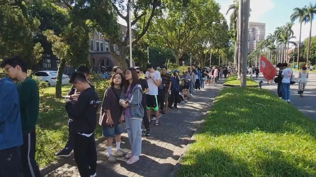 今（16）日中午前就有許多民眾到台大傅鐘等候。（圖／中天新聞）