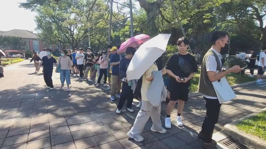 不過該名網友遲遲未現身發雞排，12點半之後人潮逐漸散去。（圖／中天新聞）
