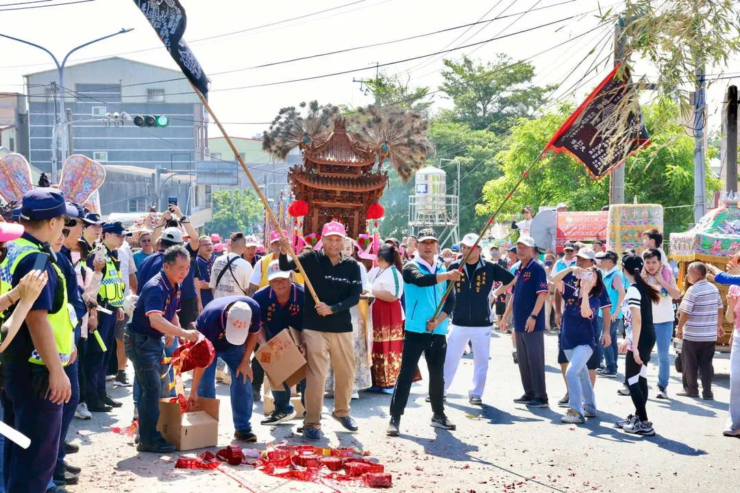 遶境沿途民眾燃放鞭炮、揮旗迎接媽祖聖駕，街道充滿傳統儀式與民俗能量，展現濃厚宗教文化氛圍。（圖／台南市政府提供）