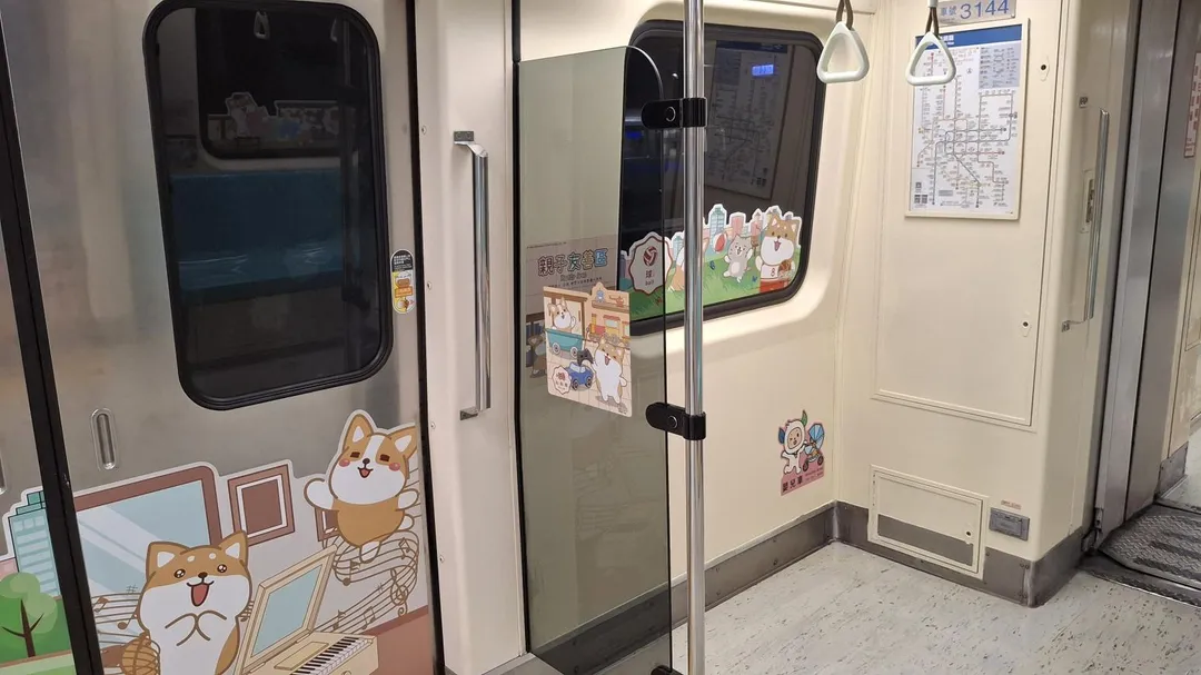 以捷米推著嬰兒車之粉紅色貼紙輔助旅客識別。(圖/台北捷運提供)