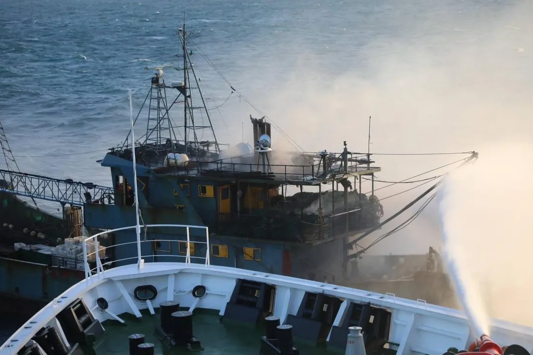 海巡署新竹艦冒著惡劣海象前往救援,協助15名陸籍船員安全脫困。(圖/海巡署提供)