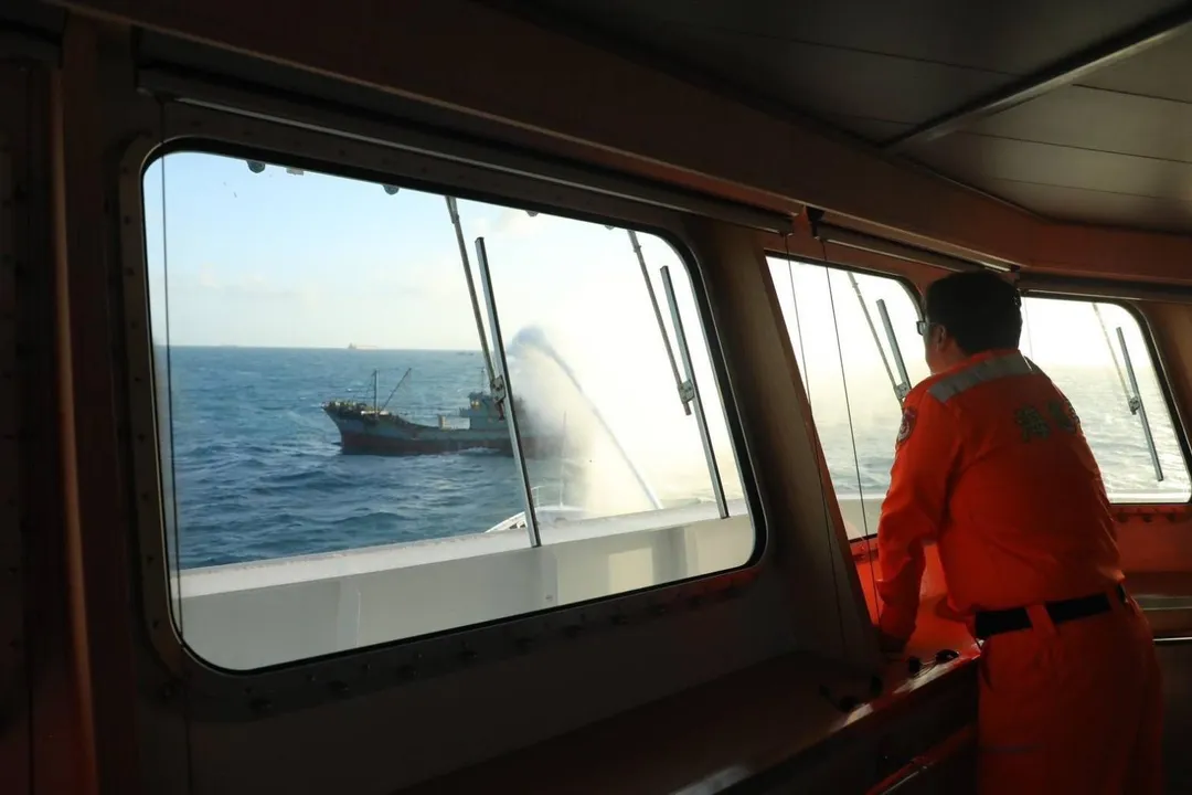 海巡署新竹艦現場監控,防止油污外洩及其他次生災害。(圖/海巡署提供)