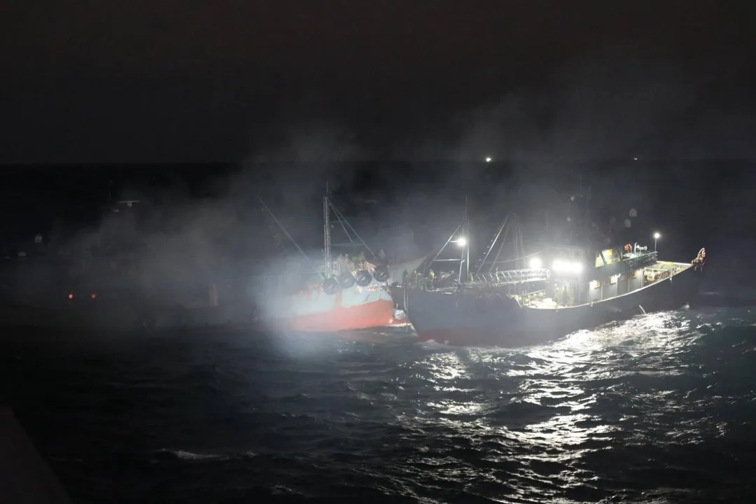 陸籍漁船於台北港西北方28浬處失火。(圖/海巡署提供)