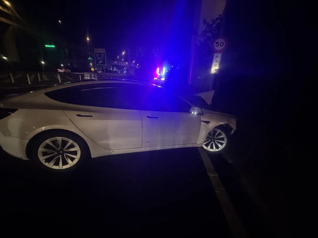 特斯拉車頭損毀。（圖／警方提供）