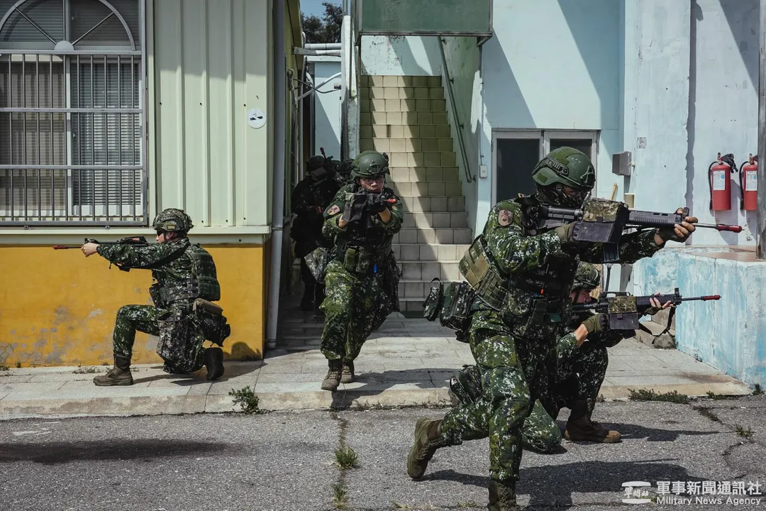 揭仲認為，單兵戰鬥基本教練確實需要依據近年來的城鎮作戰等需求更新。(圖/軍聞社)