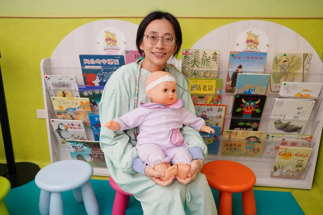陳思融建議，在孩子仍住院階段，父母能做的最有幫助的事，就是提供母乳及進行『袋鼠式護理』。（圖／中國醫藥大學新竹附設醫院）
