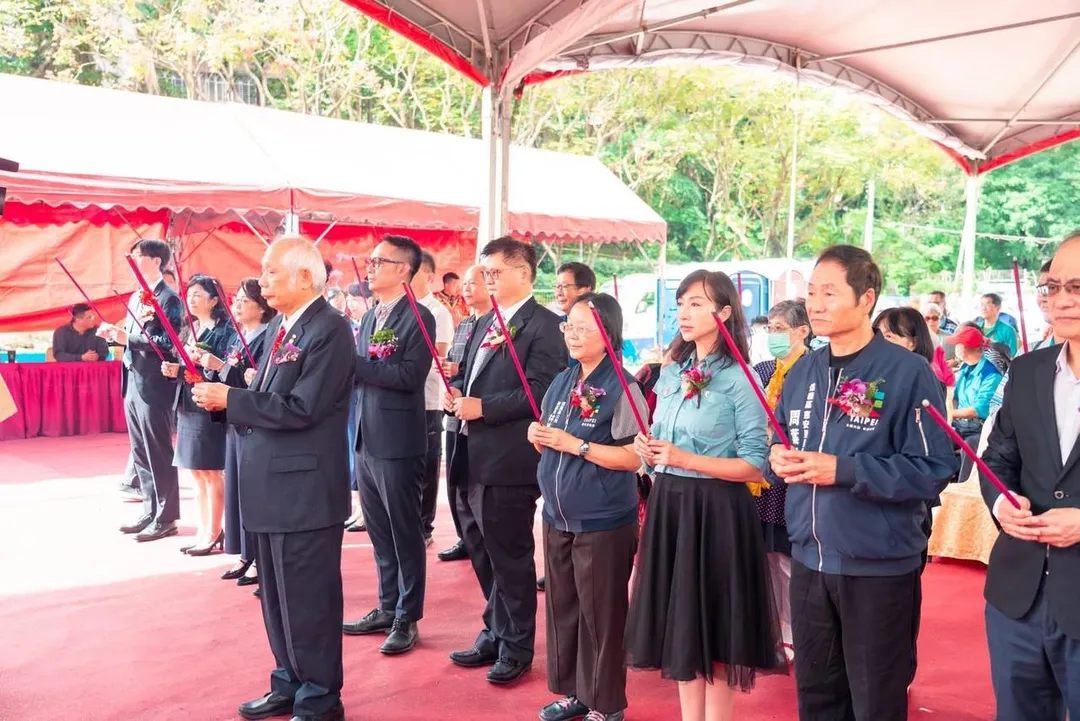 歷經十年推動，日前吳興二期整宅開工。台北市議員許淑華出席動土儀式。(圖／翻攝自許淑華臉書)