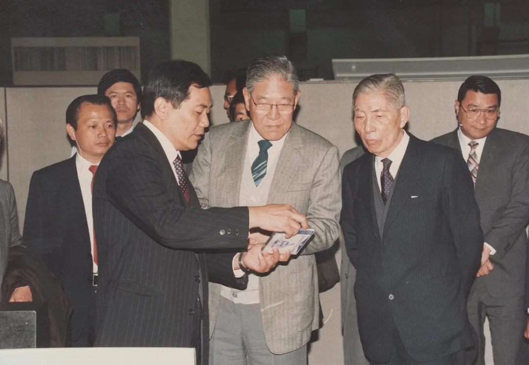佳銘擔任機械所所長（圖左）時，曾為李登輝前總統解說技術。（圖／翻攝自國家文化資料庫）