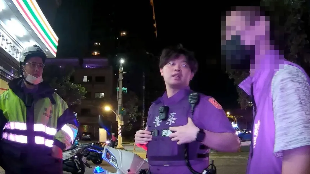 警方接獲報案後高度重視,立即前往現場了解,並通報發動攔截圍捕,在半小時內,員警即在力行路路旁尋獲邱男及卓男。(圖/警方提供)