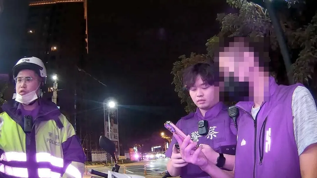 桃園一名男子為了與女友分手,竟想出荒唐計謀,找來兩名友人假扮警察,聲稱自己涉案而被帶走。(圖/警方提供)