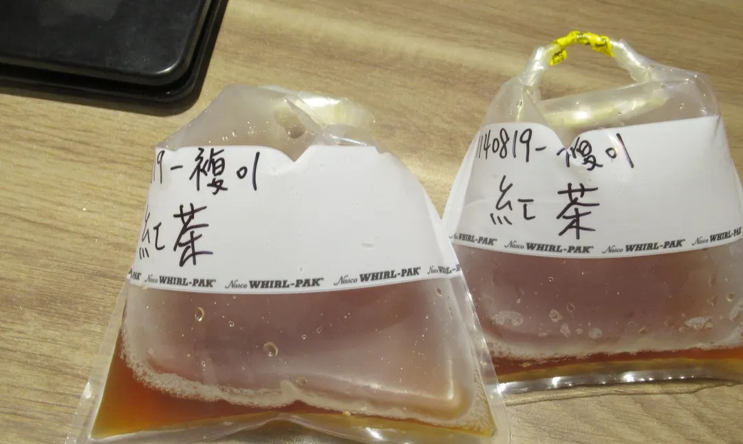 基隆市「人从众厚切牛排」的紅茶初抽檢出腸桿菌科350CFU/mL，複抽驗檢出腸桿菌科850CFU/mL，遠超過法定限量標準10CFU/mL。（圖／食藥署）