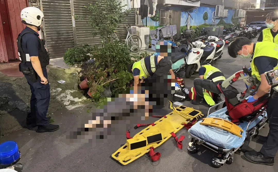 男子疑因墜樓倒臥路邊無呼吸心跳送醫不治。（圖／翻攝畫面）