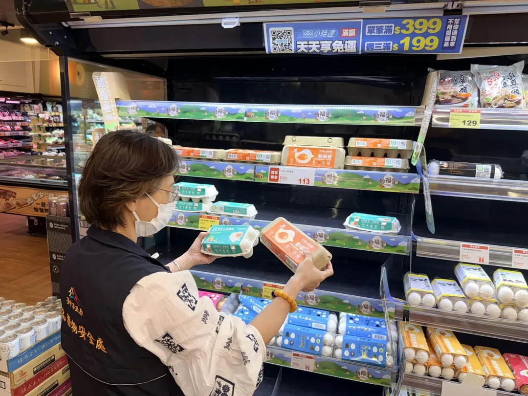 台中市食安處前往各賣場及餐飲業者進行稽查與抽驗。(圖/台中府提供)