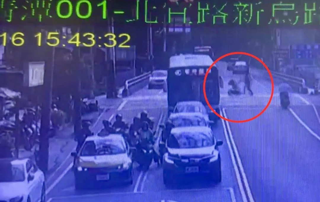 監視器拍下車輛擦撞嬰兒車肇事瞬間。（圖／翻攝畫面）