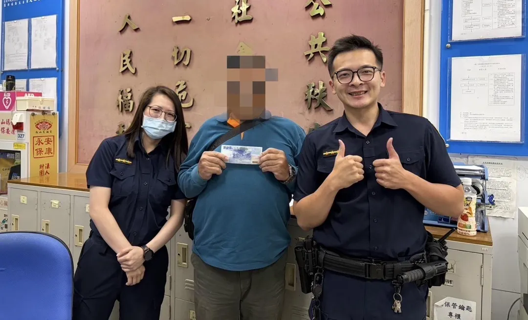 男子掉錢失而復得感謝員警協助。（圖／翻攝畫面）