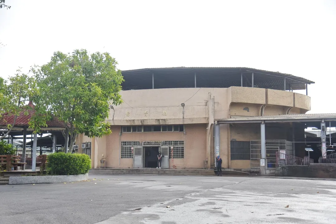 老舊的拍賣場建物。（圖/苗栗縣府提供）