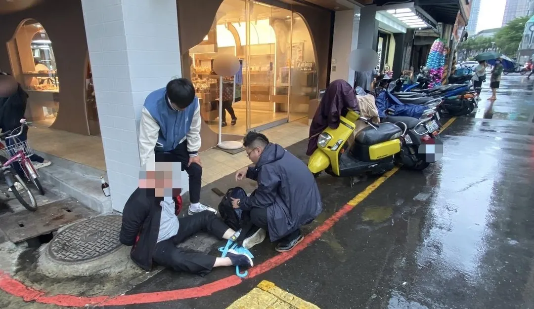 詐騙車手遭警方壓制逮捕。（圖／翻攝畫面）