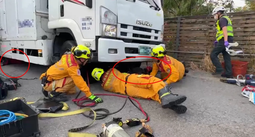 台中市上午發生嚴重車禍,機車遭物流車撞上,騎士和乘客被捲入車底,造成1死1傷。(圖/中天新聞)
