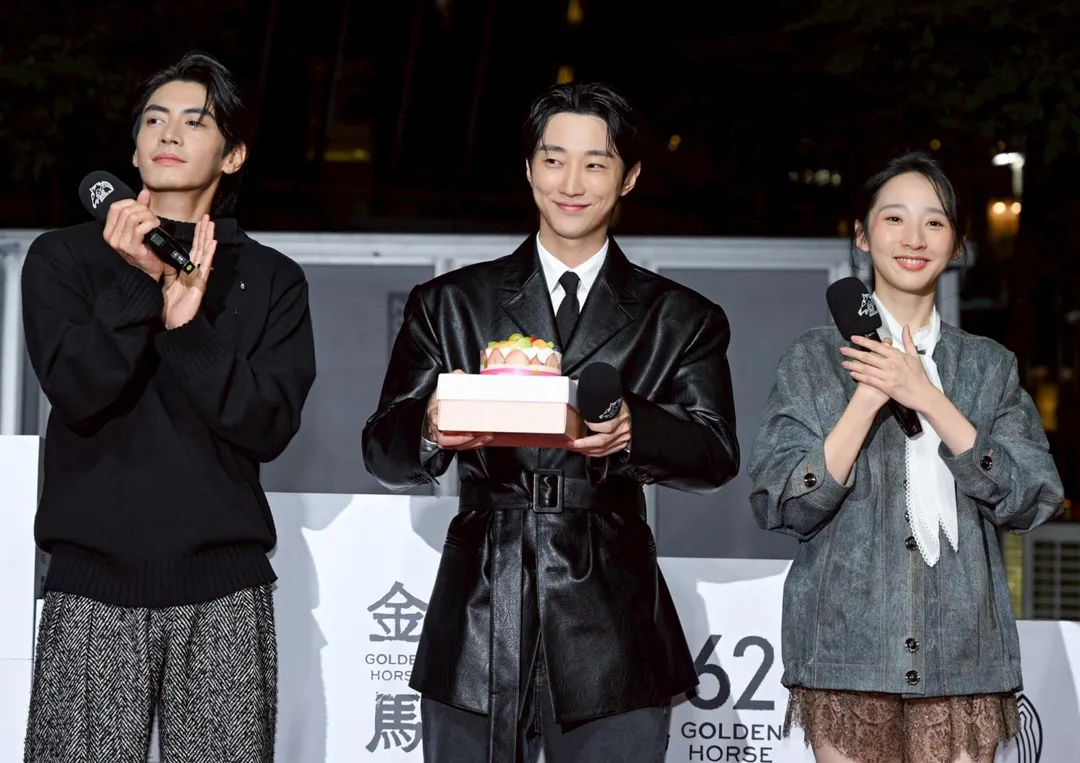 台韓合作電影《那張照片裡的我們》17日在金馬影展舉行世界首映。劇組特地為18日生日的振永（中）慶生。（圖／金馬執委會 提供）